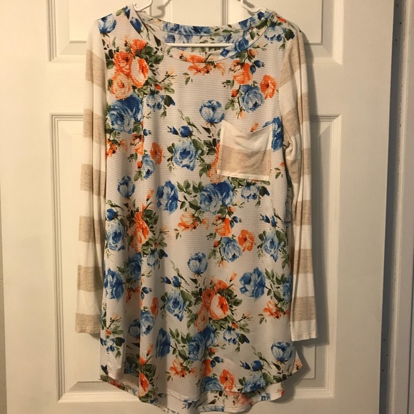 Tops - Long sleeve floral top/tunic.